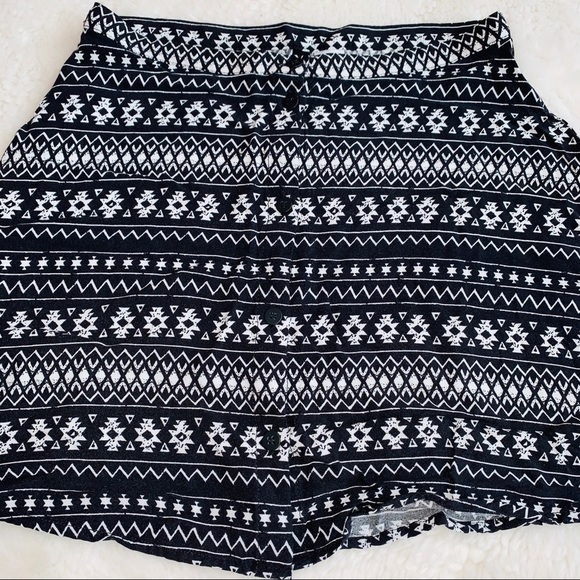 H&M Divided Gray & White Tribal Print Button Front Mini Skirt Sz 4 - Picture 2 of 5